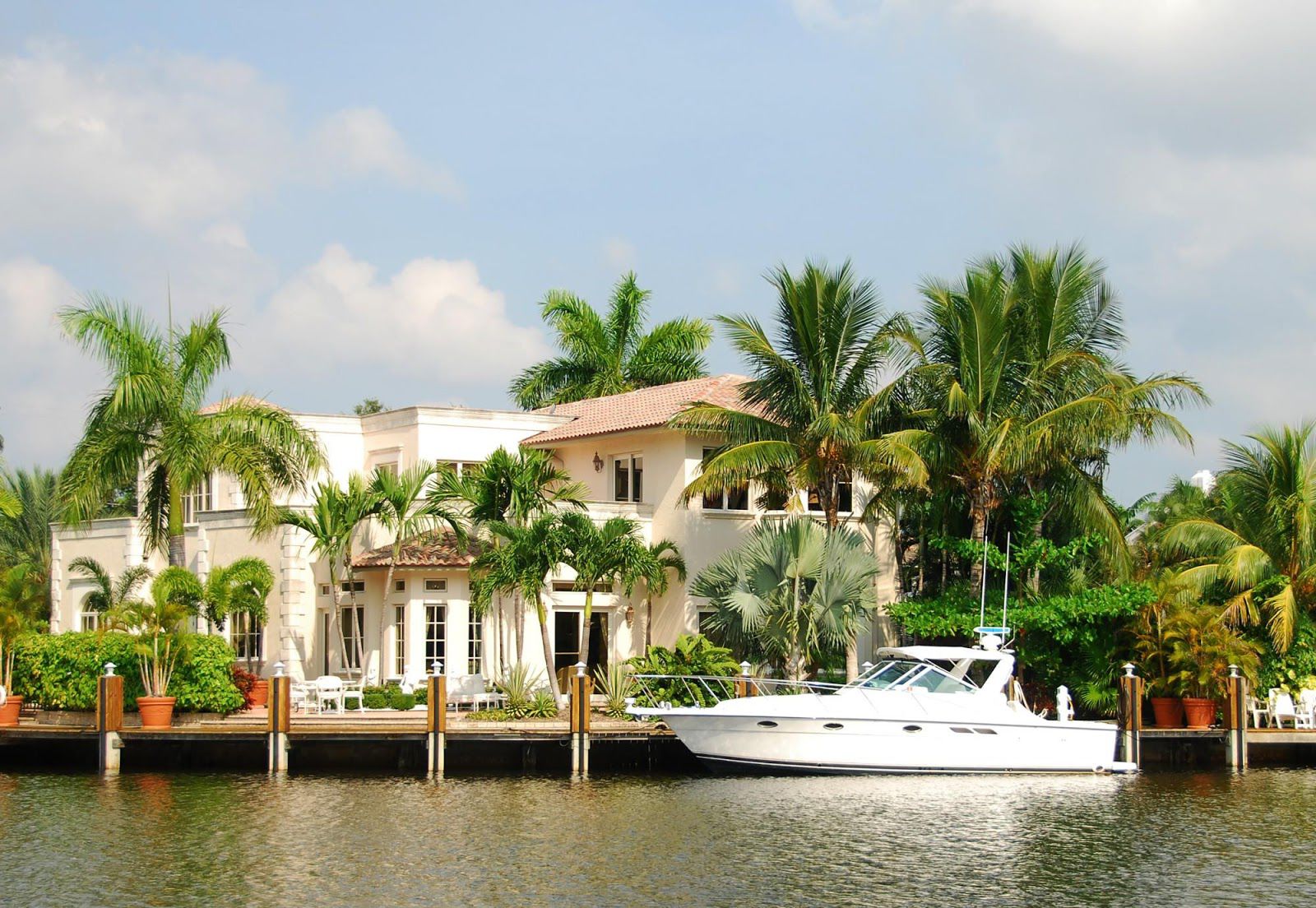 5 Essential Qualities to Look for in a Luxury Real Estate Agent
